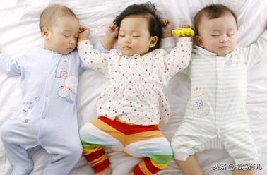 三个月的婴儿哄睡总一惊一惊,3个月宝宝醒着总是一惊一乍的