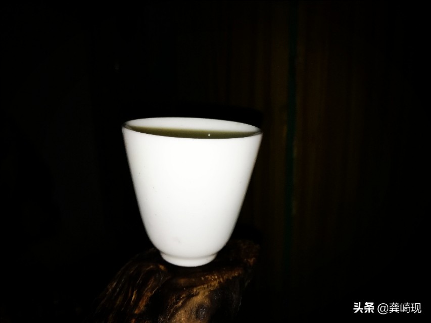 根雕小茶桌泡茶,用根雕茶桌喝茶