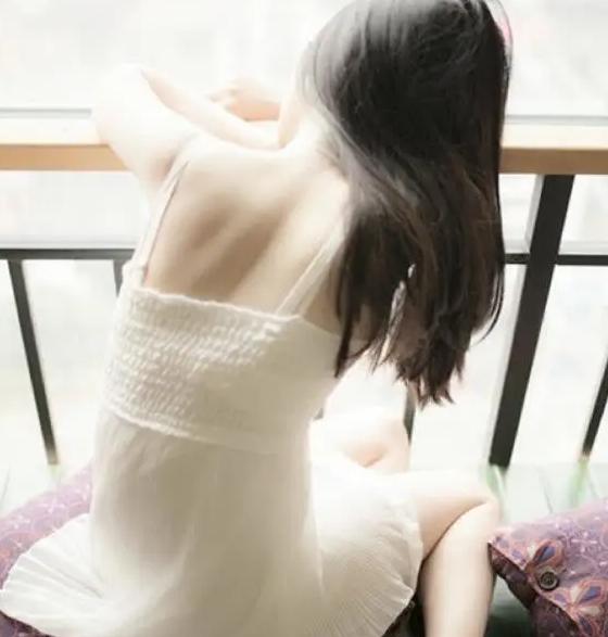 后背痘痘太厉害，露背装变“露痘装”，6个习惯，夏天轻松穿吊带