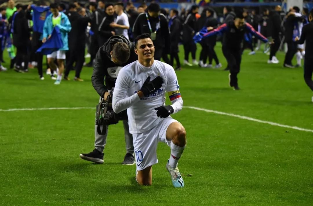 差距！申花8年队史功勋终老蓝魔，中超第一白眼狼如同苍蝇一样