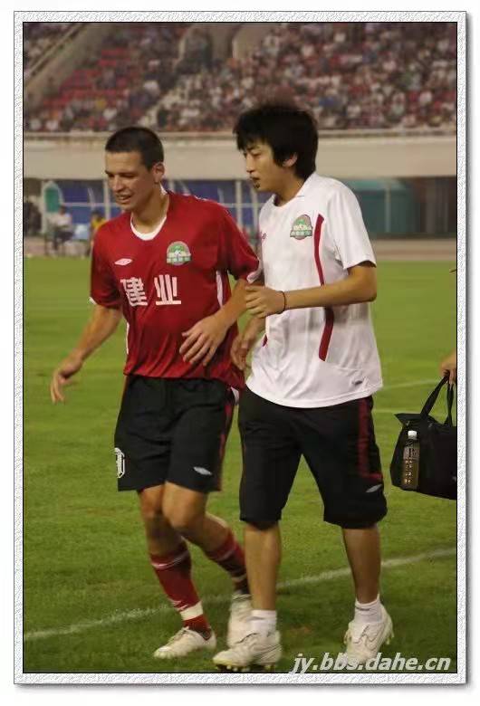 站在唐尧东身旁的他：离开建业投身青训，为河南足球造人才