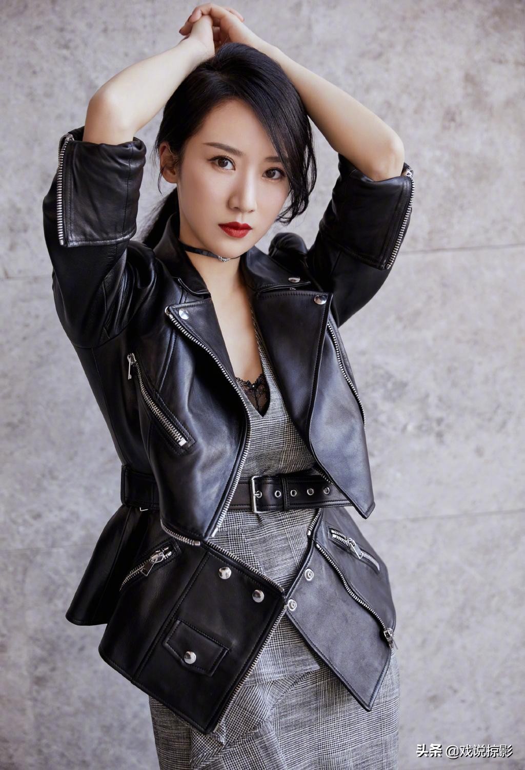 收入堪忧却一身名牌，朱丽的着装是剧情bug还是有意为之？