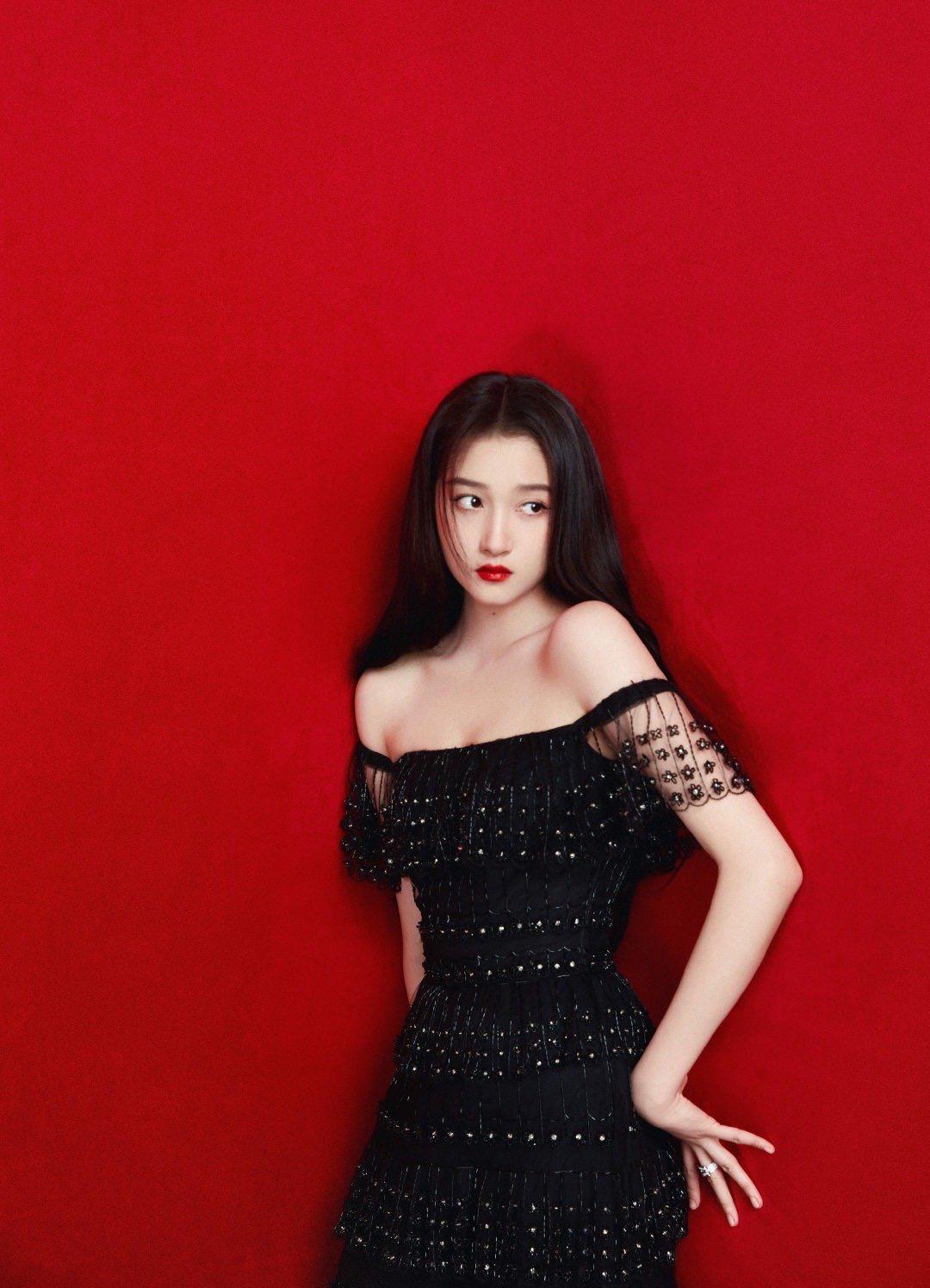 关晓彤一袭黑色长裙造型,关晓彤黑色复古长裙造型