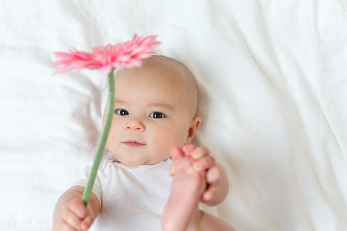 刚出生的宝宝为什么那么丑,为什么刚出生的宝宝会变丑