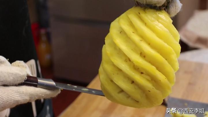 自从李姐学会“削菠萝”，每次都买两三个，一次就吃完，越吃越想