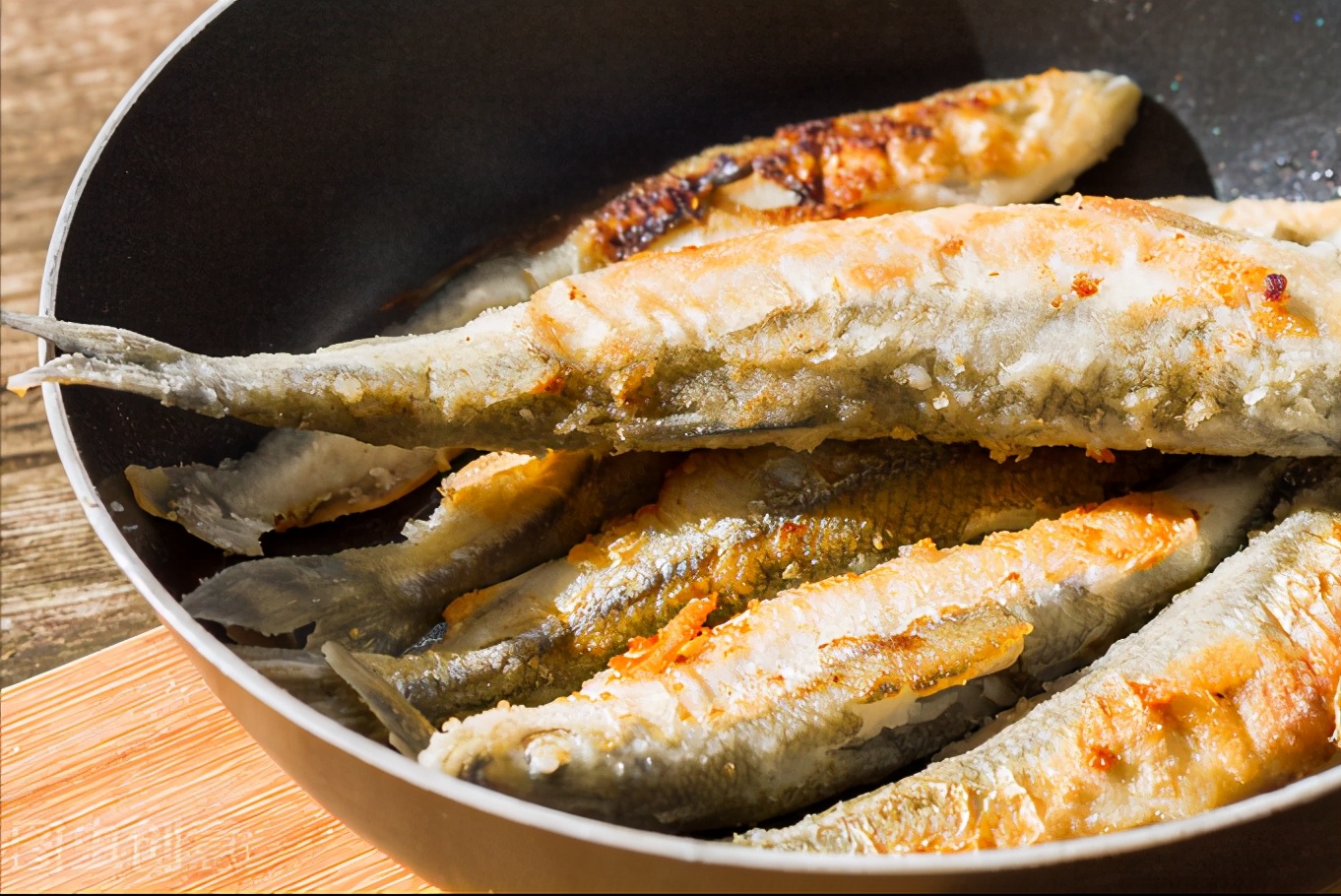 煎鱼下锅步骤不粘锅破皮,煎鱼时下油锅3个技巧皮不粘锅