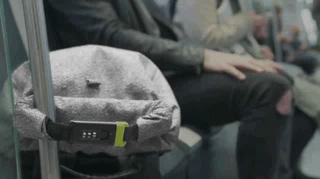 型男出街必备：刀割不入、风雨不侵，这款硬核背包丢大街都偷不走