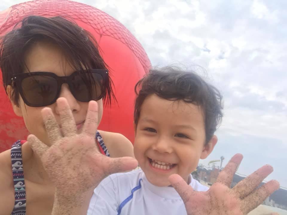 1岁萌娃打针看到妈妈心疼大哭,孩子打针明星妈妈心疼