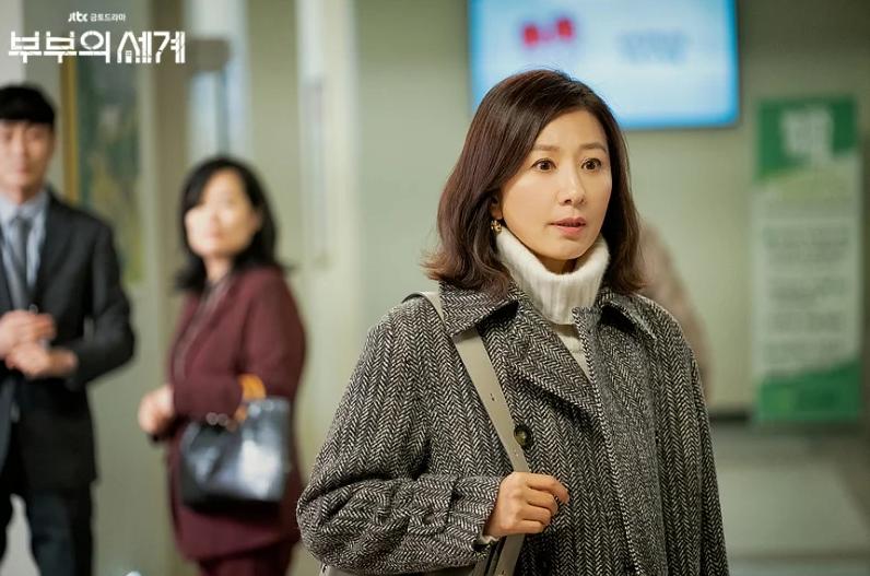 换包速度比换男人还要快！《夫妇的世界》金喜爱的名牌包又更新了