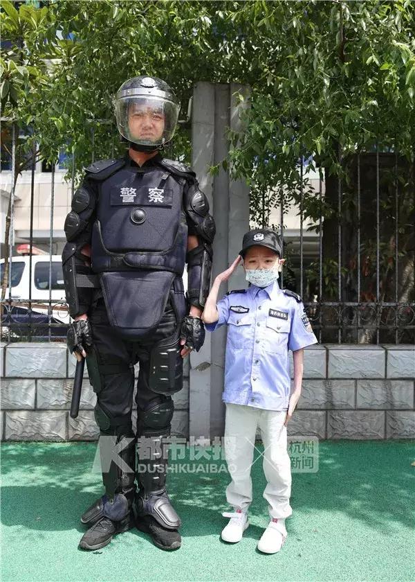 我们等你长大当警察！这个六一节，8岁白血病男孩小嘉恒圆梦了！