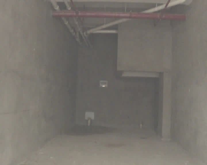 宝龙你赔我门面房，花89万买的，一开门头顶上这是啥？