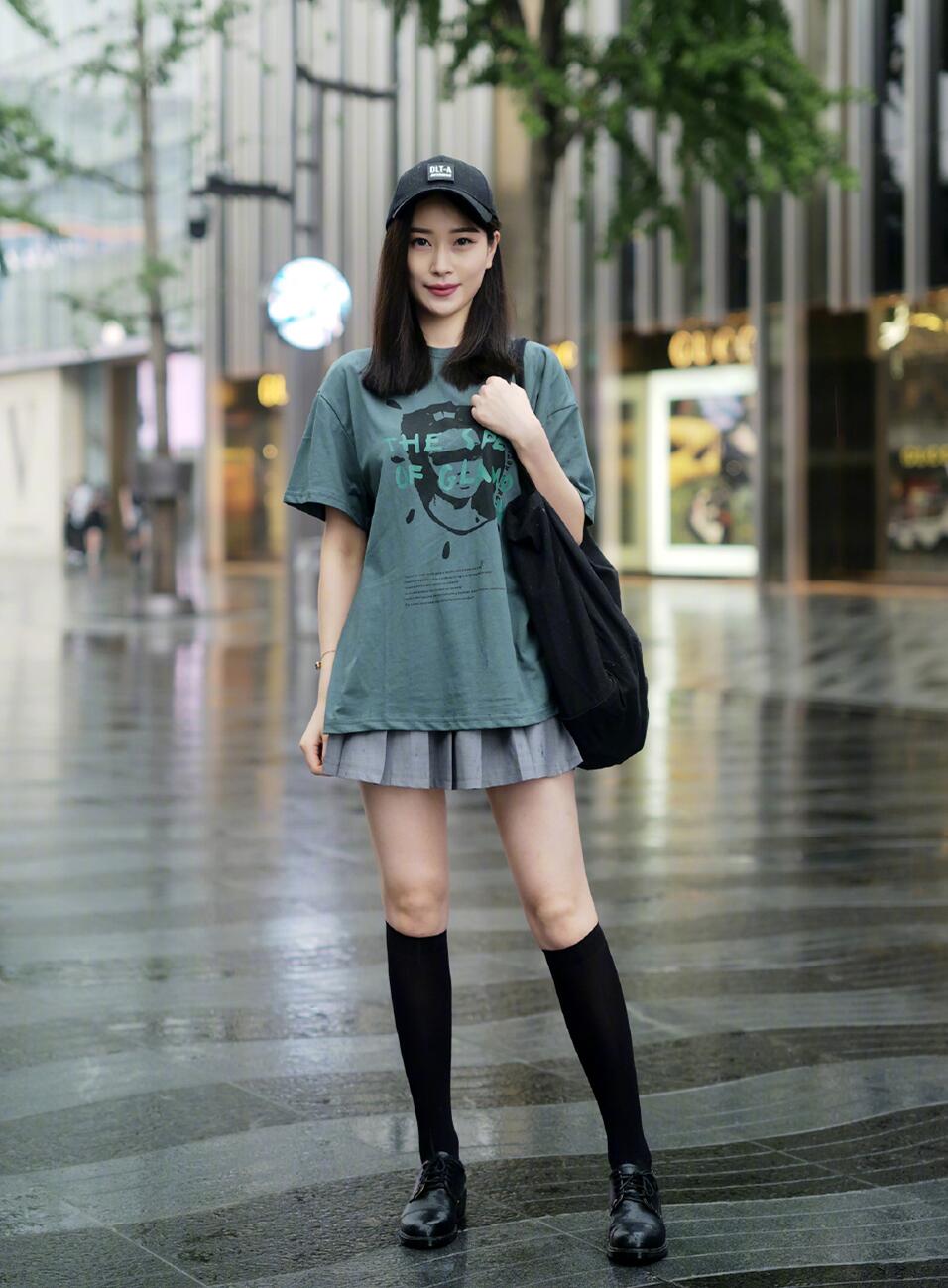 今年秋天最时髦的袜子穿法,穿袜子可以搭配的平底单鞋