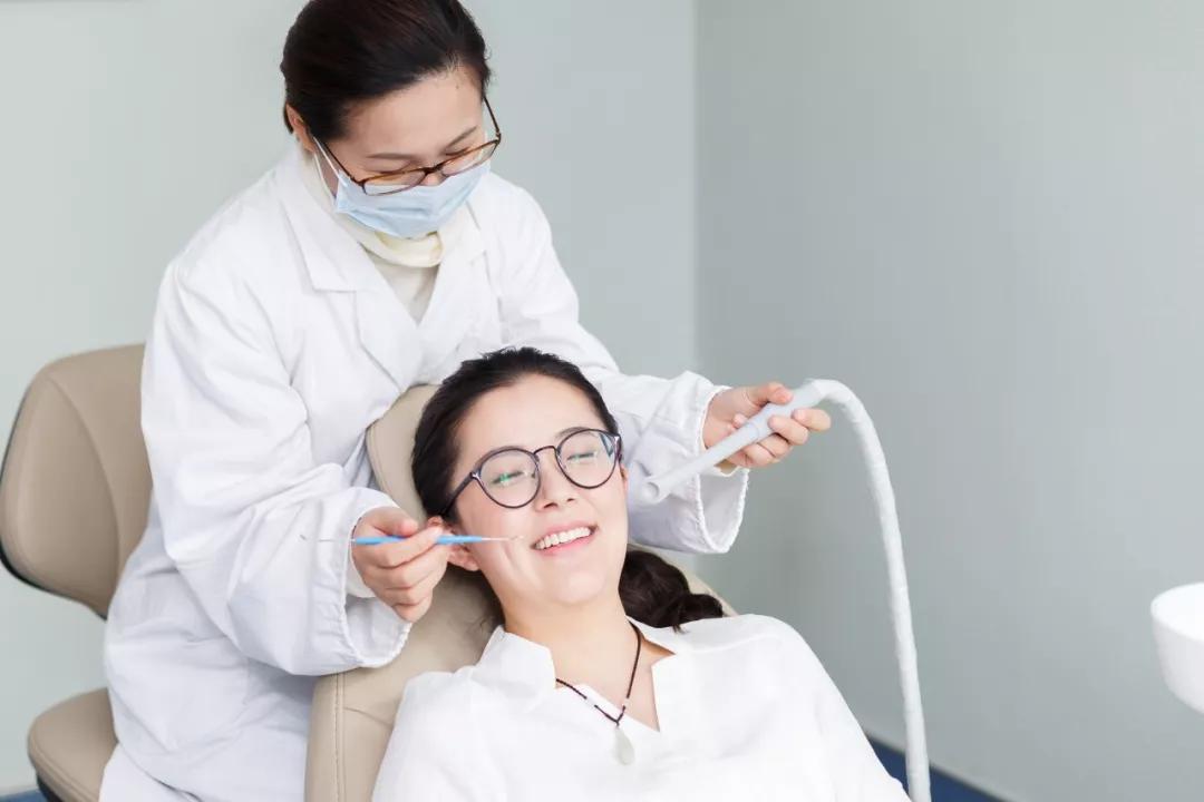 洗牙后牙菌斑没洗掉,洗牙后牙齿黄刷不掉怎么办