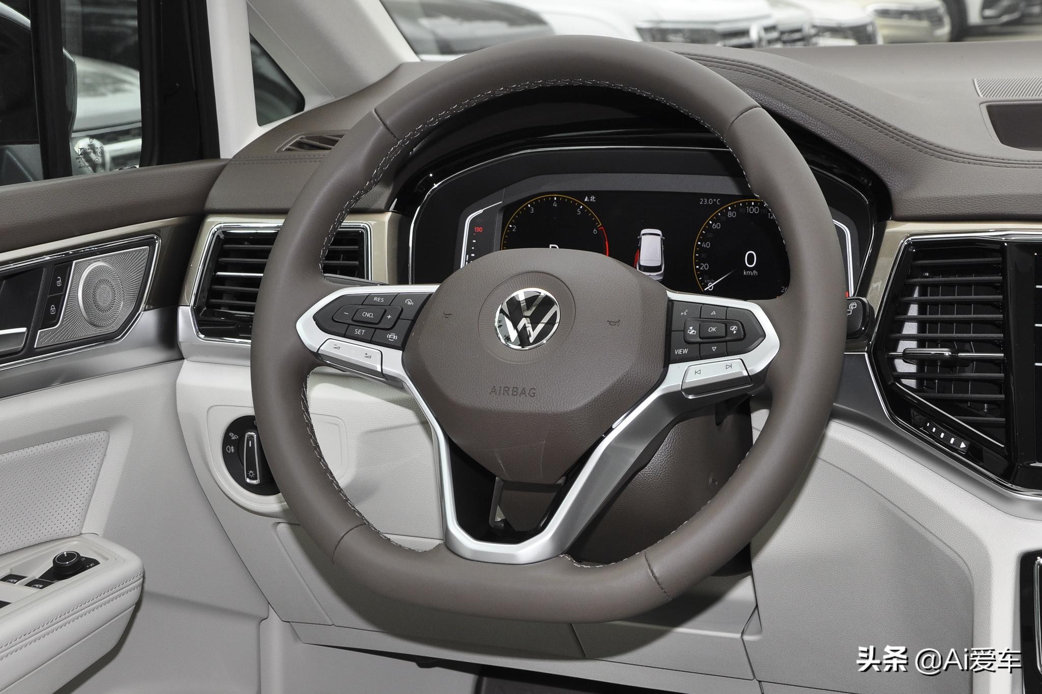 威然mpv商务车7座优缺点,大众威然四座mpv测试