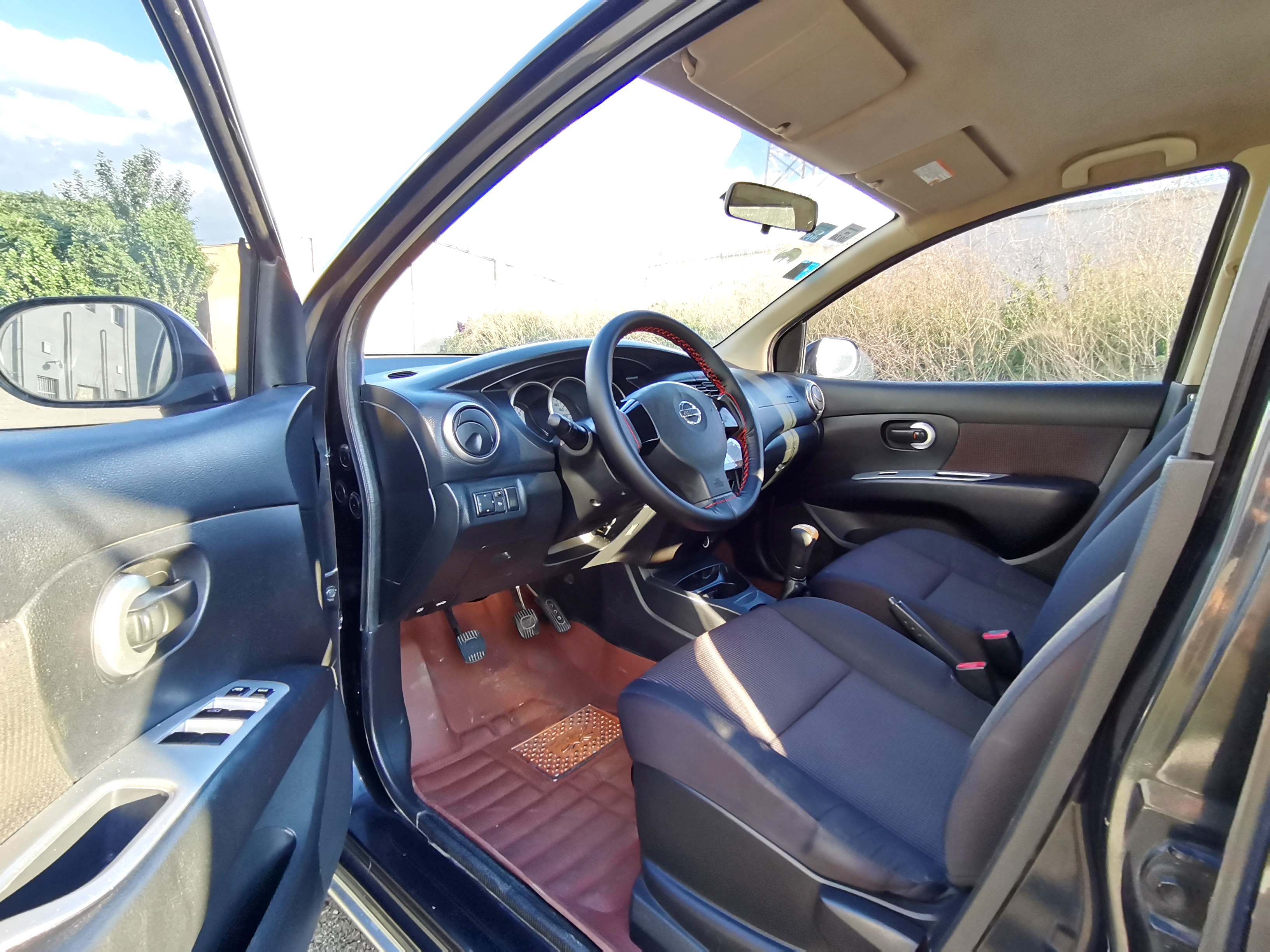 日产小面包车,实用家庭代步车日产骊威