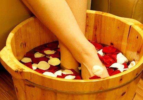 洗脚水里倒一点醋洗脚好吗,洗脚的时候放点碘伏会怎么样