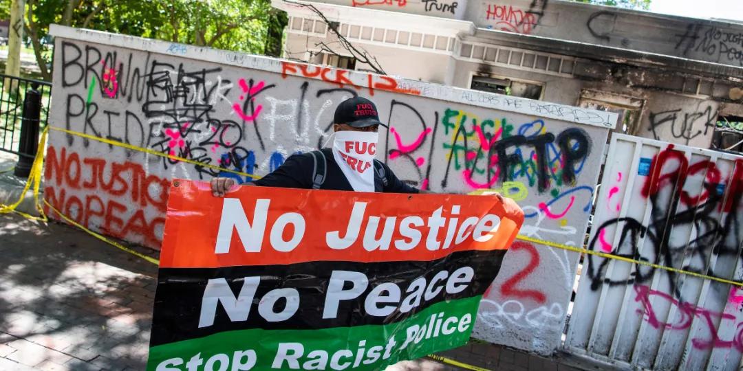 假鞋贩子隔空给黑人兄弟送补给,全球开启“地摊经济”模式