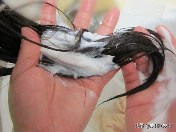 头发干枯毛躁是用发膜还是护发素,头发用了发膜比护发素更干