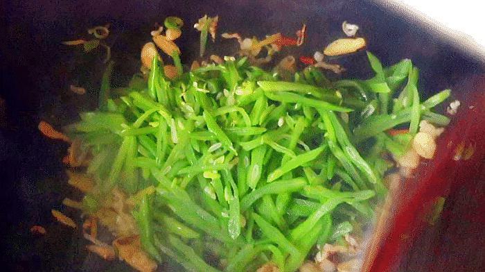 芸豆炒肉丝，很多人第一步没做对，芸豆不入味发黑，教你正确方法