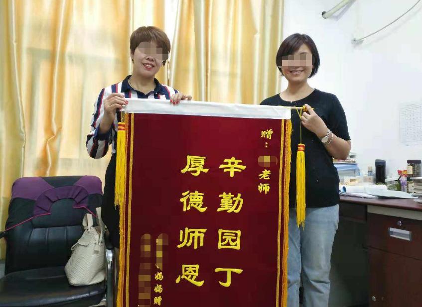 幼儿园外面挂满锦旗,幼儿园挂锦旗