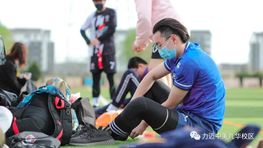 绿茵梦想骄阳下的热血足球赛上演,青春飞扬激情篮球赛