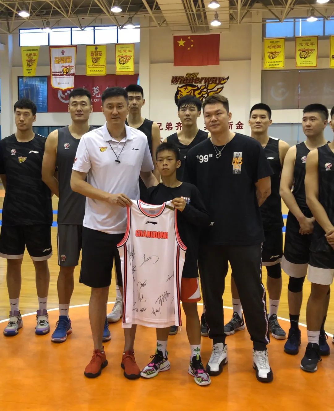 独臂少年在广东宏远俱乐部打球,独臂少年来到广东宏远训练基地