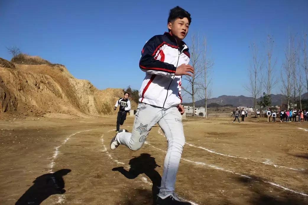 80后校长用三句话救活“三无学校”，改变山区孩子的命运