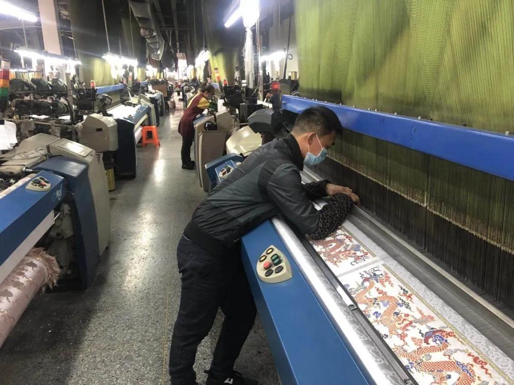 被疫情耽误一个月，服装企业开始抢“*光春**”