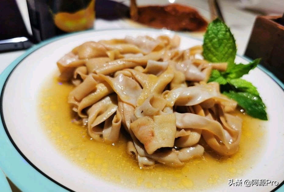 哈尔滨有上百家串店，凭什么他家天天排队，好像吃串不要钱似的！