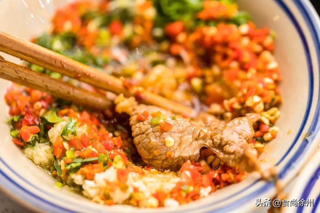 徐州闹市一角，还原了80年代的市井范儿！笸箩上菜，98元吃17样！