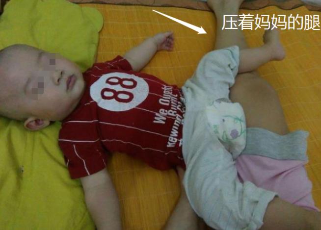 带娃睡觉总被“踢醒”，孩子睡觉“来回滚”，不只是淘气而已