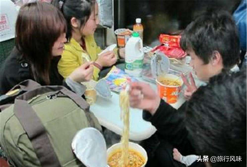 晚上坐火车乘务员为什么拉窗帘,坐火车夜里冷不冷