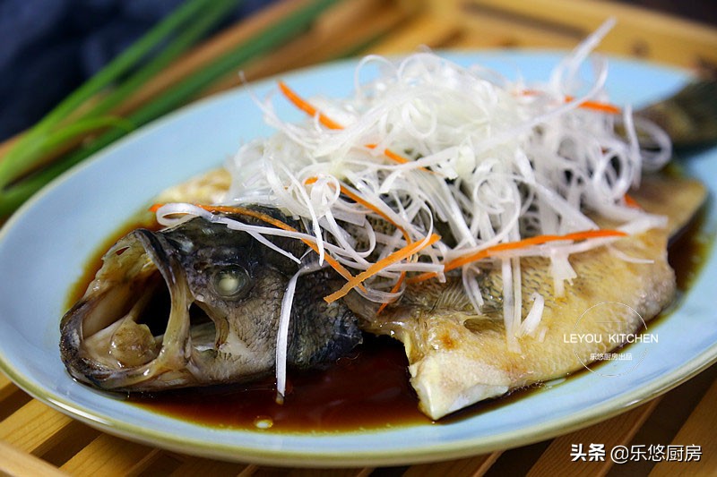 清蒸鱼口感肉嫩,清蒸鱼才好吃还容易烂