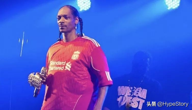 他是西海岸教父级的说唱歌手，也是足球圈最拽的球衣狂魔