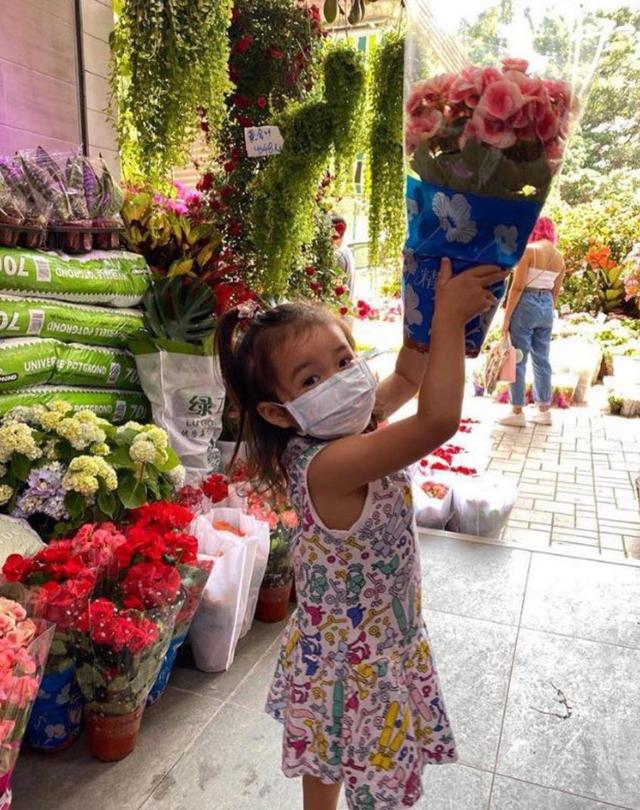 霍启刚带子女下厨,霍启刚为孩子下厨视频