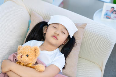 小孩发烧需要立马降温吗,孩子发烧应该先降温还是先去医院