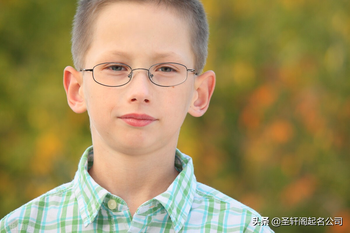 男孩简洁大气名字寓意,宝宝取名吉祥好听的男孩名字