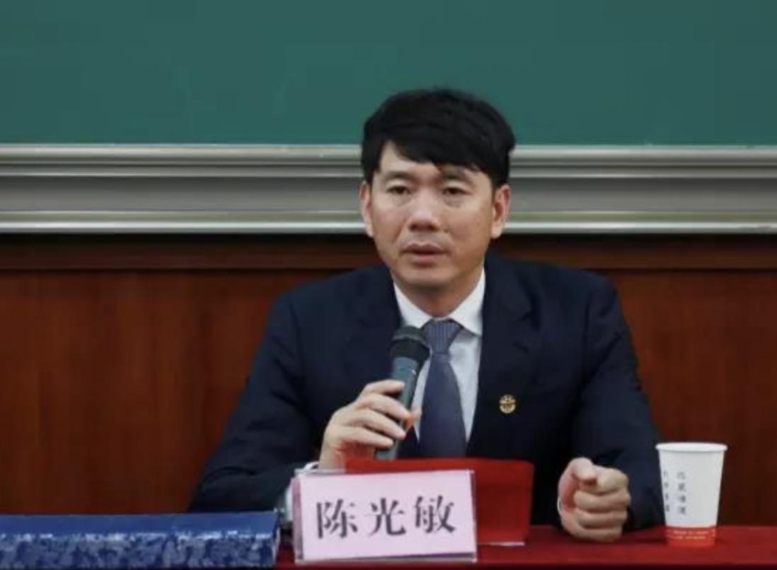 穷小子摆摊卖鞋,穷小伙卖鞋