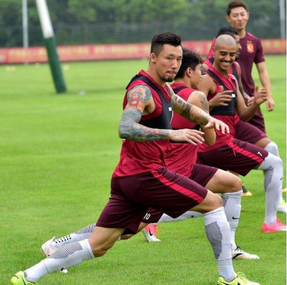 国足晋级18强赛黄健翔,黄健翔等如何评价昨晚的国足比赛