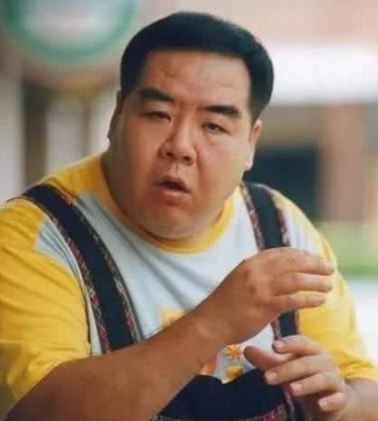 欠巨债患病住十年贫民区！影帝肥猫的兄弟周润发和恩人刘德华