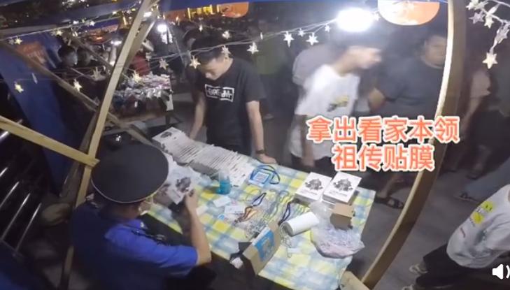 暖心城管照看无人地摊，亲自上阵，结果喜当干爹