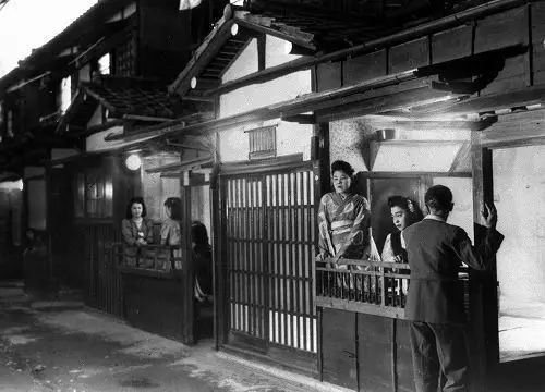 横滨玛丽：人称皇后陛下的*女妓**，站街60年只为等一个不归的嫖客