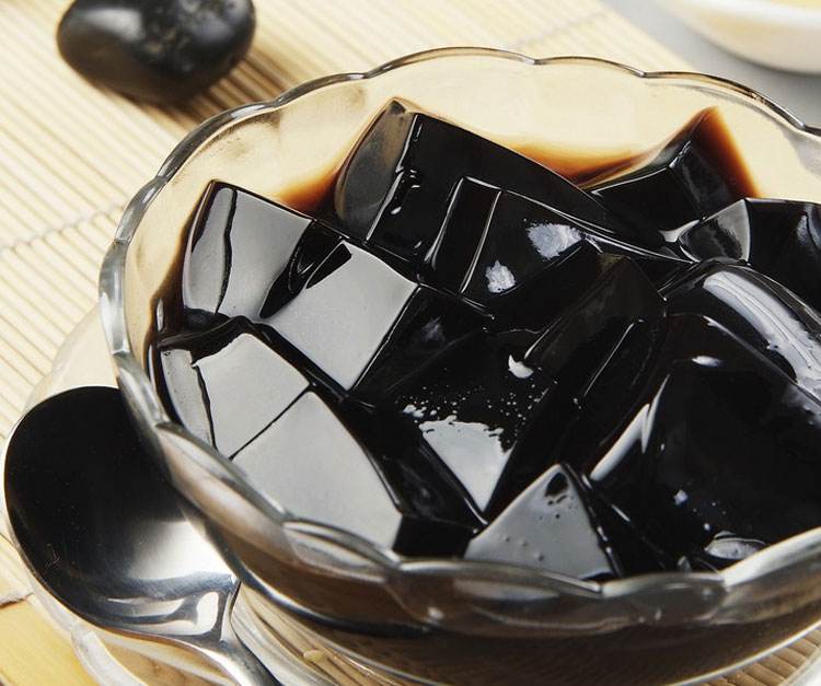 日本人吃龟苓膏,来中国第一次吃龟苓膏