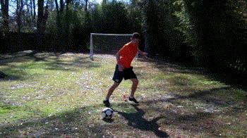 足球脚背正面接球的动作要领,足球前锋射门飞球教学