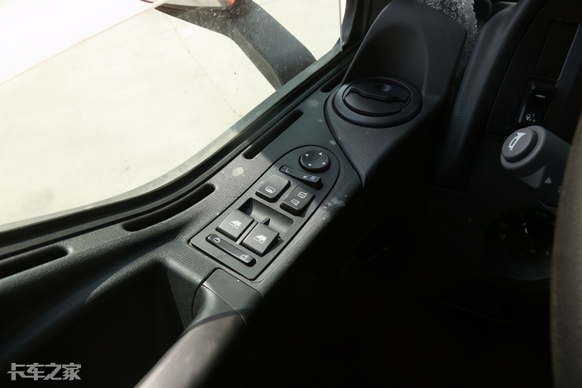 汕德卡600升双腔油箱,600升双腔油箱