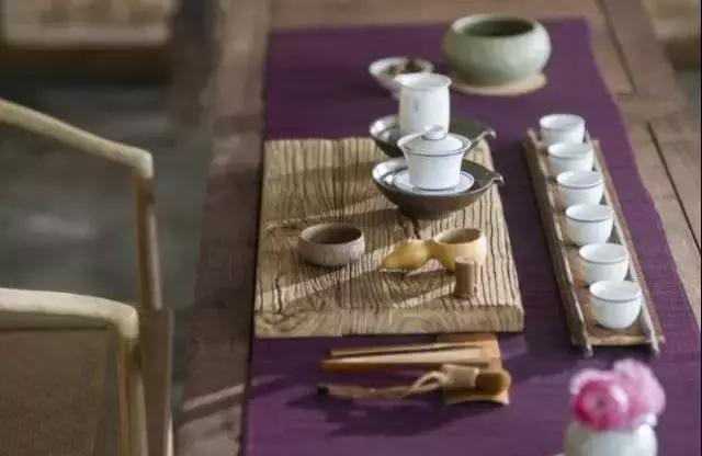 49岁大叔建石头房,50岁大叔花了2800娶个媳妇