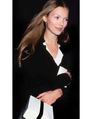 O型腿还满是雀斑，曾是约翰尼德普前女友的她，如何成为传奇超模