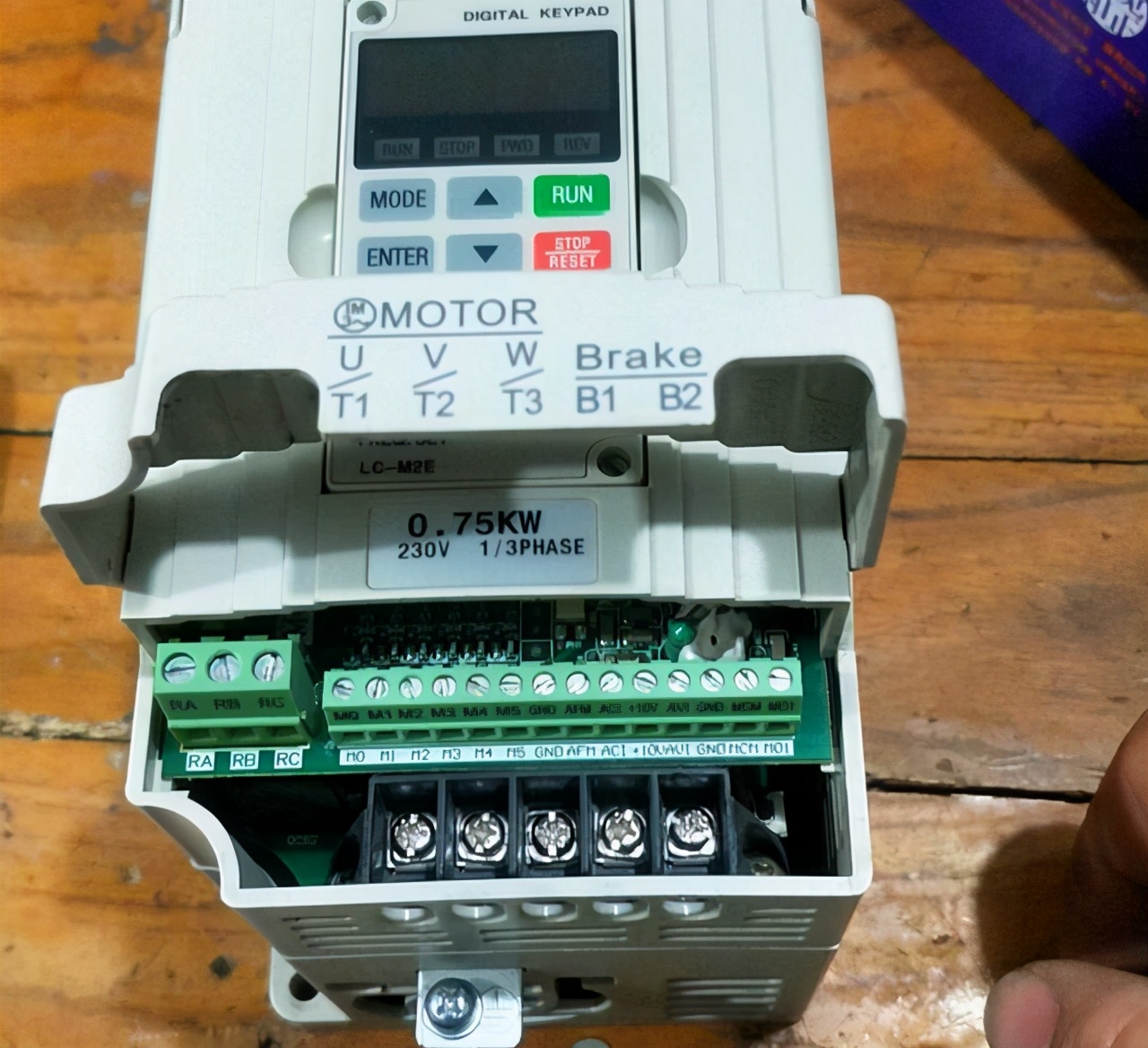 变频器电源相序能改变电机转向吗,变频器如何调节电机正反转参数