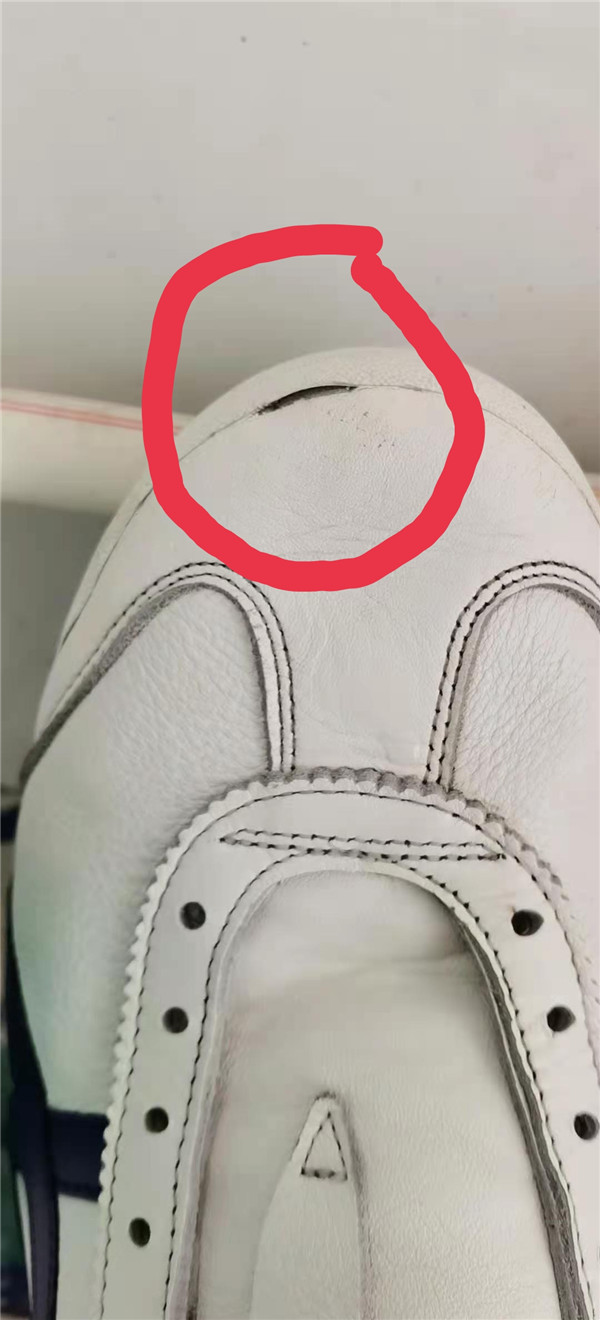 男子在免税店买国际大牌皮鞋送人，不料对方刚穿三天就开胶了