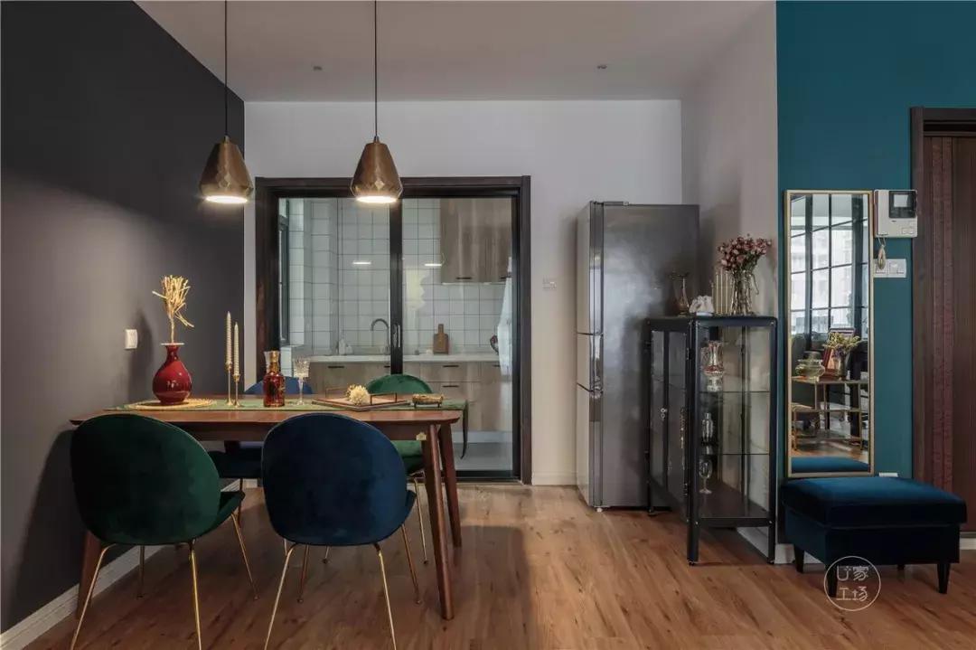 这种黑框玻璃门简直和小户型绝配,一切小黑屋都能被玻璃砖治愈